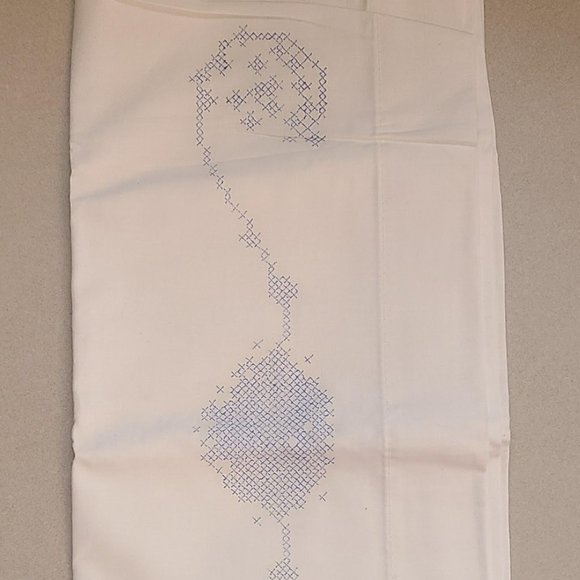 NWT Set of 2 Pillow Cases with Cross-Stitch Pattern - Picture 4 of 7